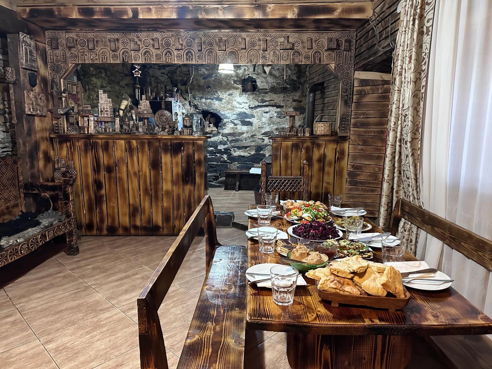 Old House Hotel Ushguli Exterior photo